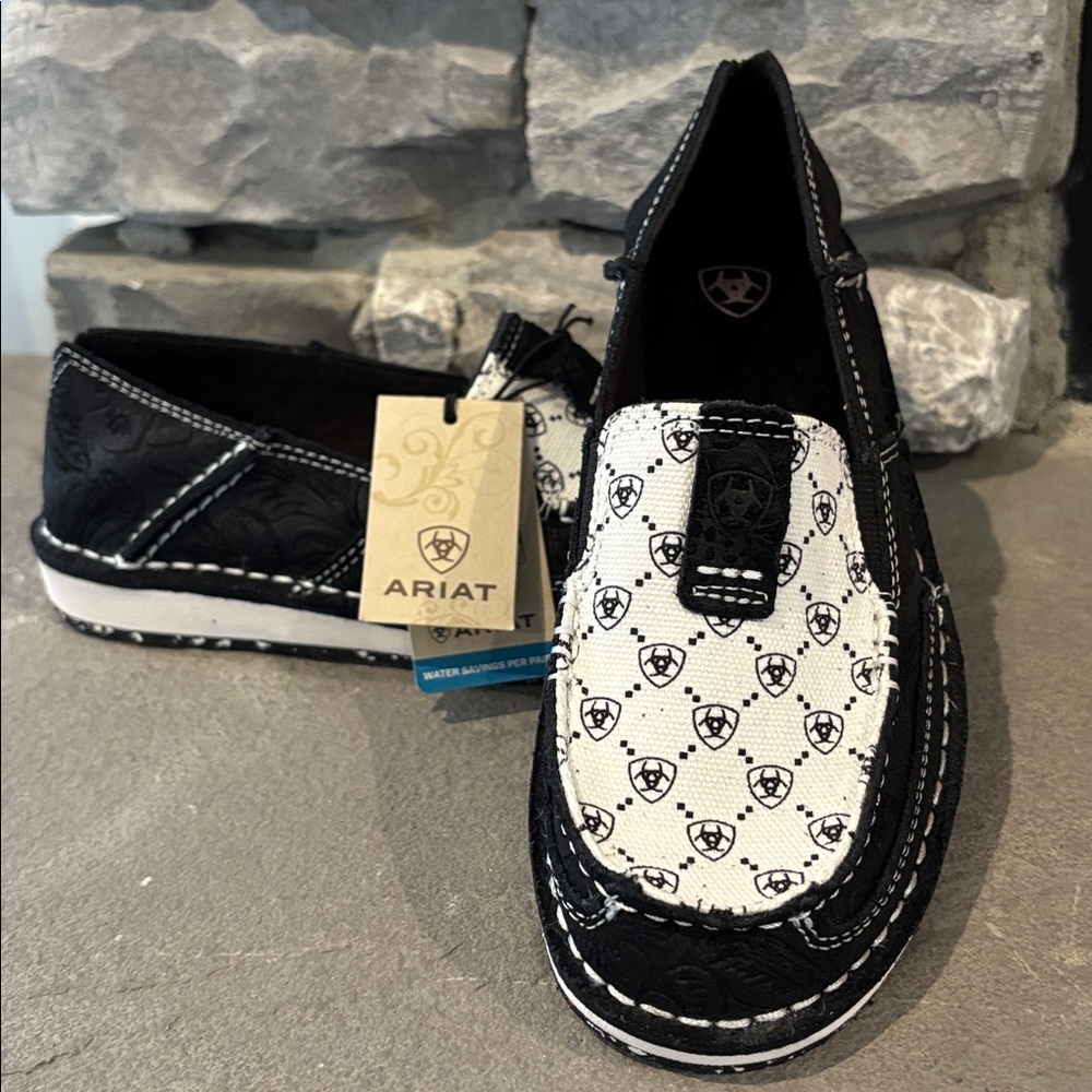 Ariat Cruiser Black Suede emboss/black & white Ariat logo,EVA midsole tread sole